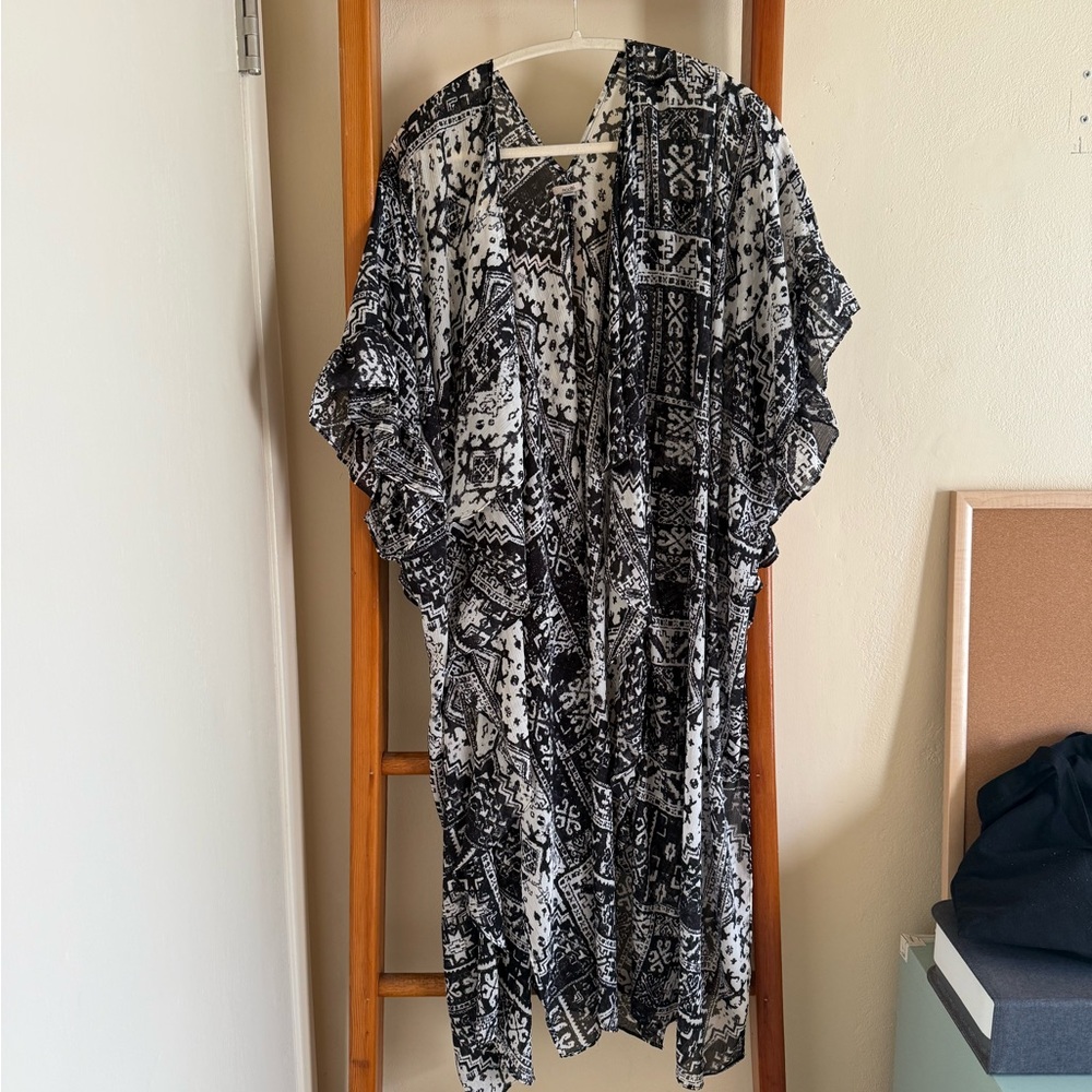 Ecote Monochrome Patterned Kimono